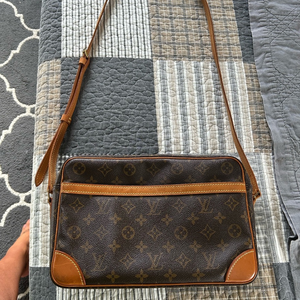 Louis Vuitton Brown Monogram Men's Bag  this bag is vintage in good condition